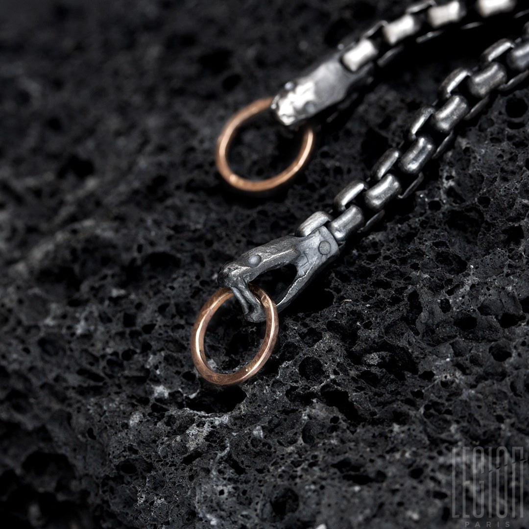 boucles d'oreilles en argent noir et or rouge représentant un corps de serpent