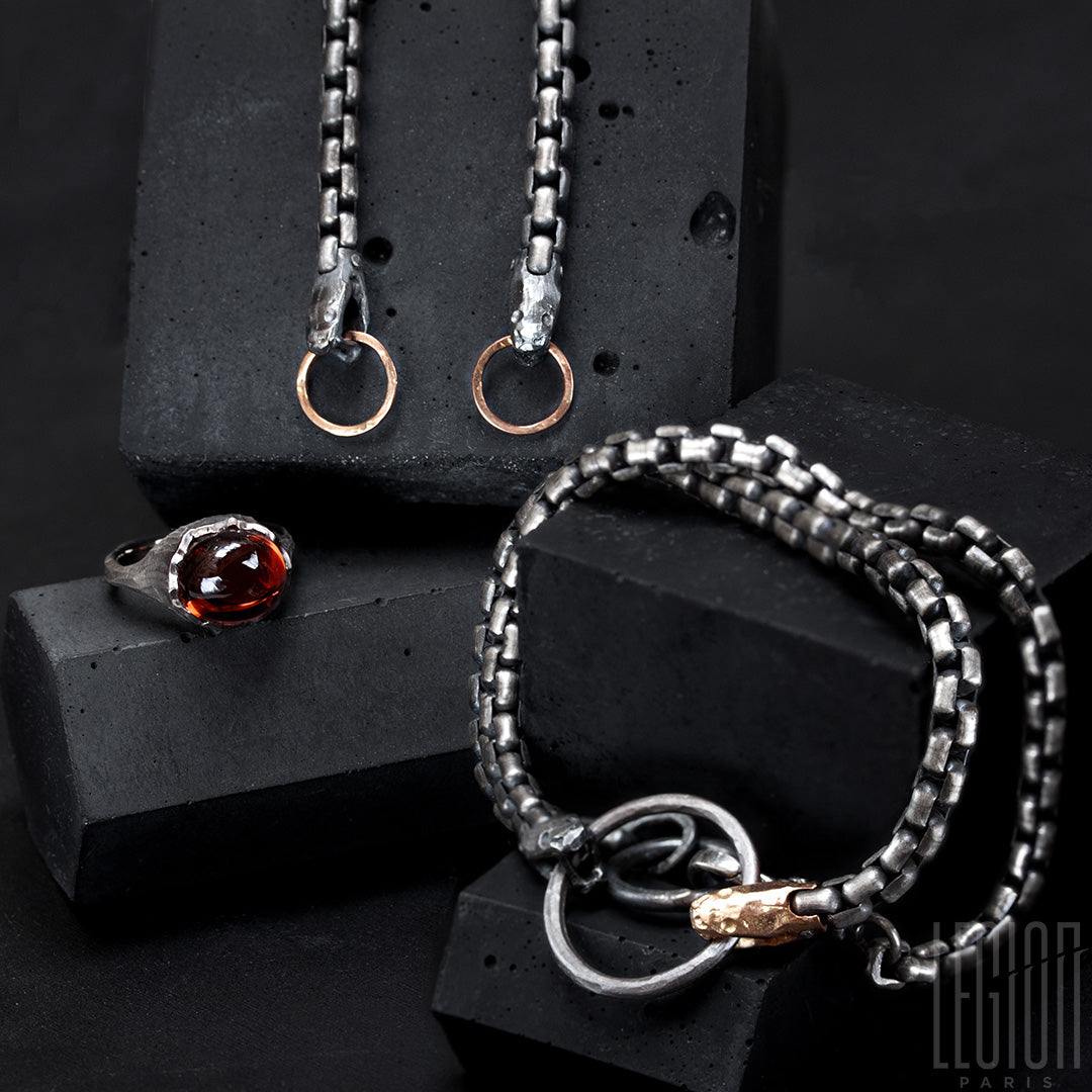 boucles d'oreilles en argent noir et or rouge représentant un corps de serpent