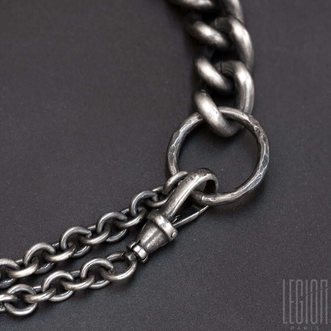 anneau fermoir d'un bracelet en argent noir avec un mousqueton en argent noir pour fermer le bracelet