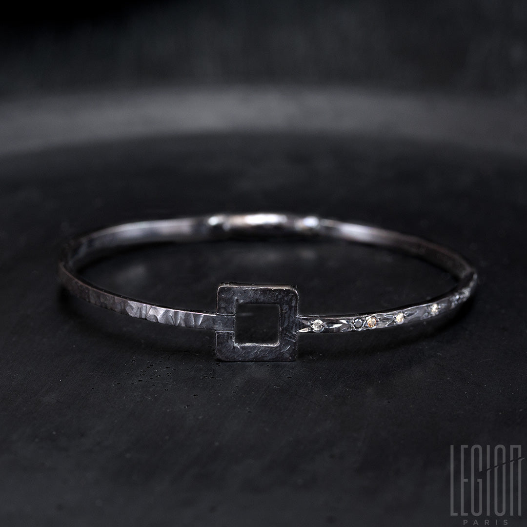 Bracelet rigide, pièce unique en or noir et diamants. design contemporain