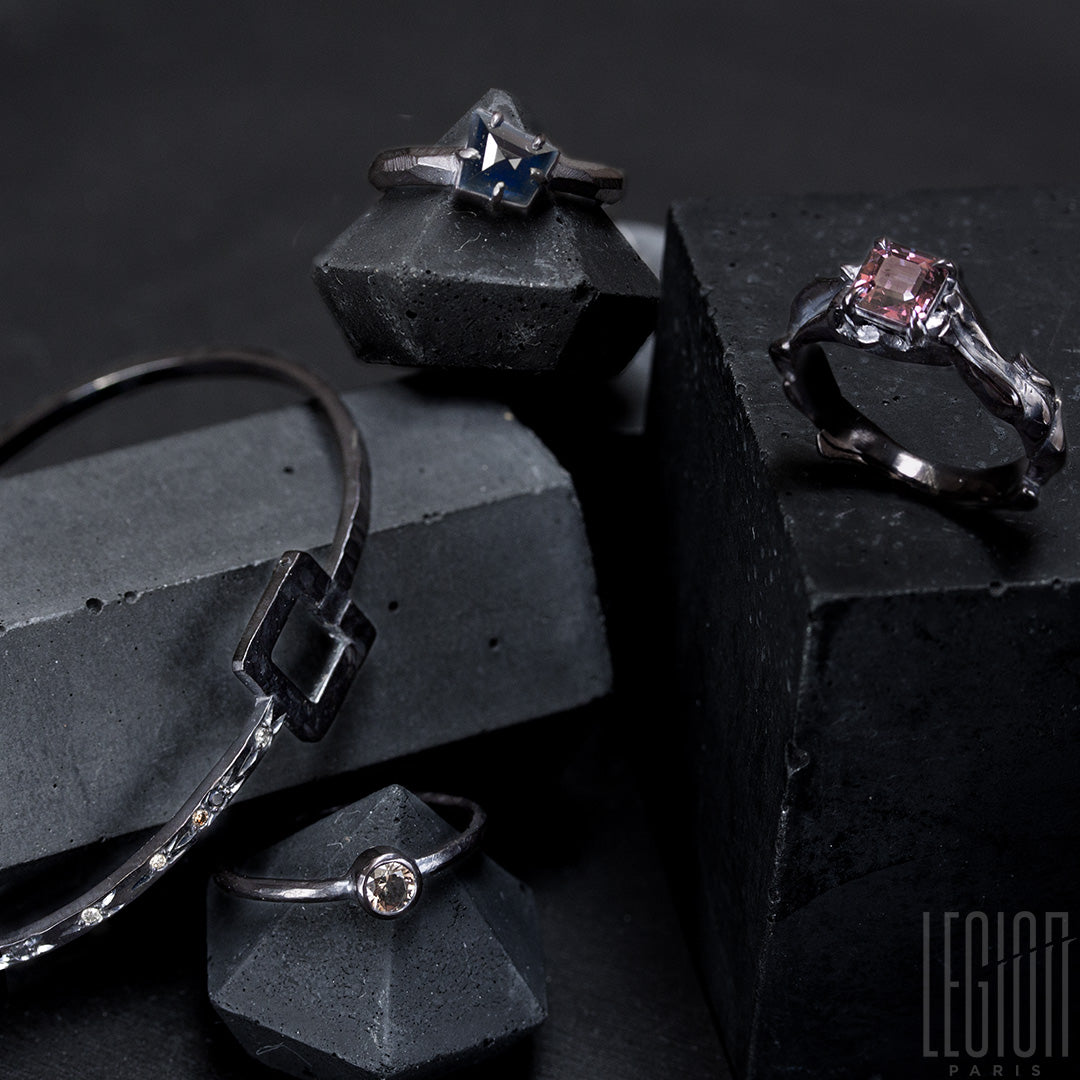 Bracelet rigide, pièce unique en or noir et diamants. design contemporain