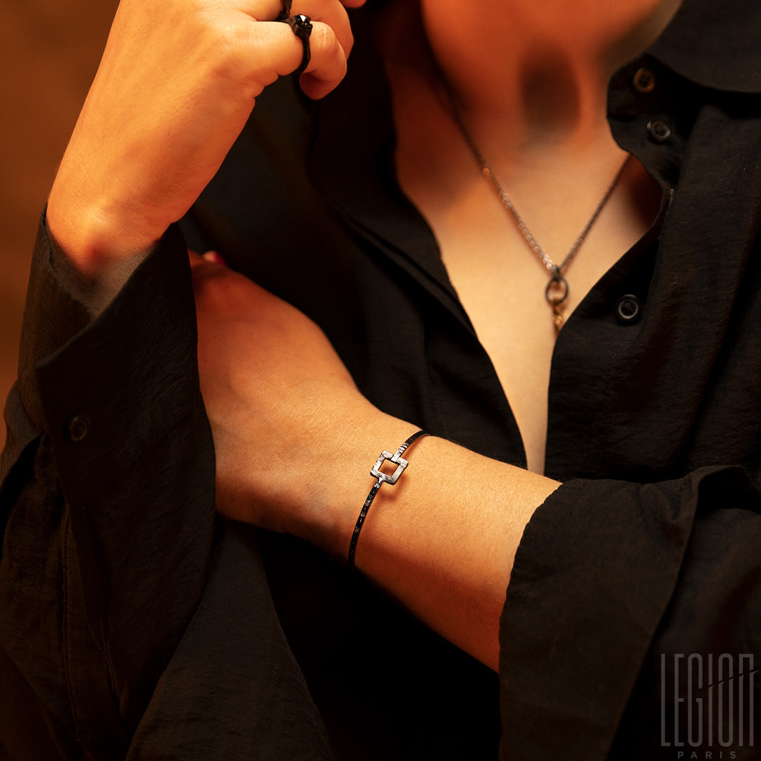 Bracelet rigide, pièce unique en or noir et diamants. design contemporain