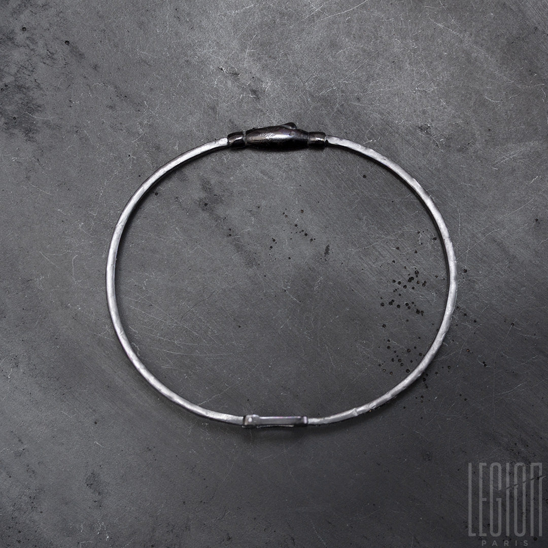 Bracelet rigide, pièce unique en or noir et diamants. design contemporain