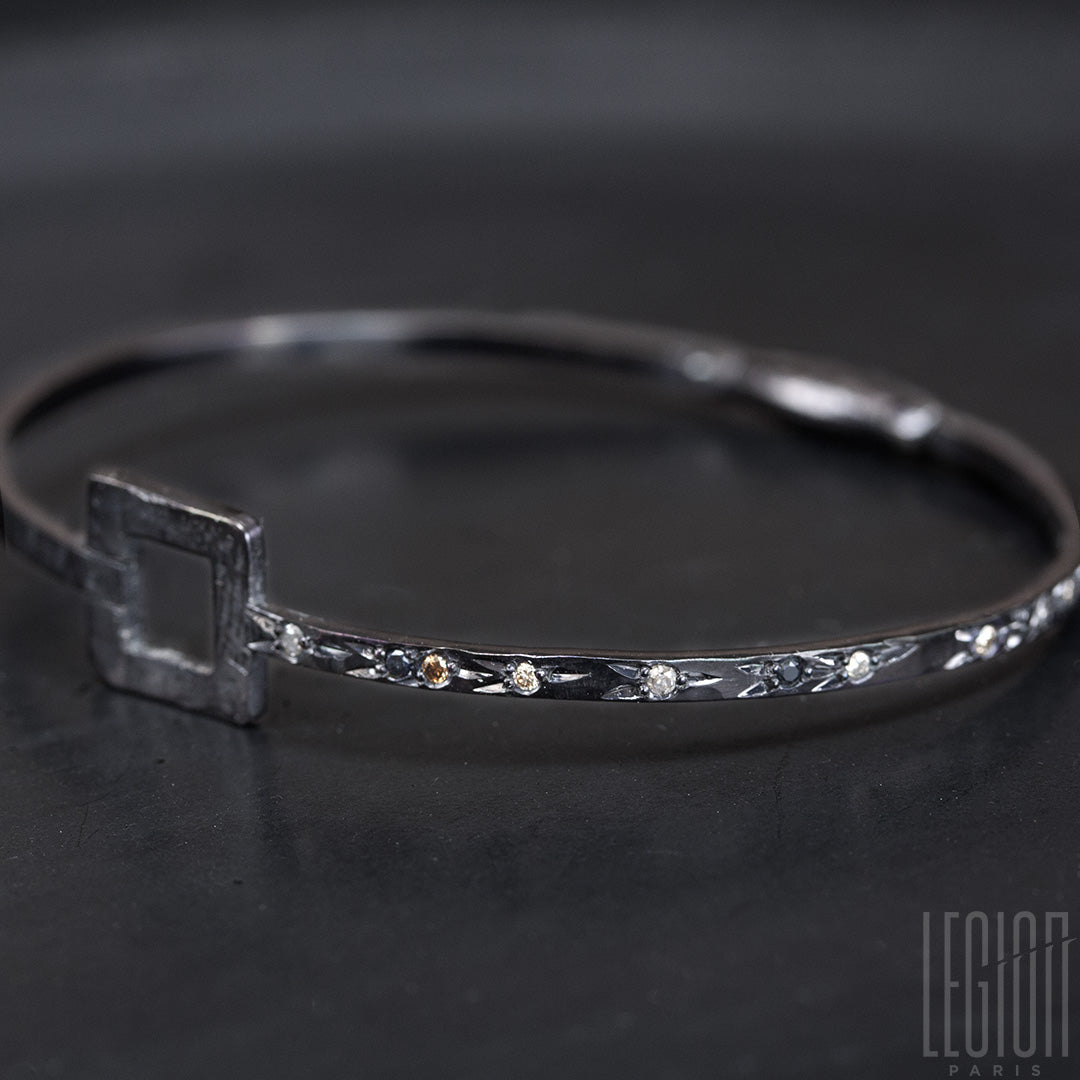 Bracelet rigide, pièce unique en or noir et diamants. design contemporain