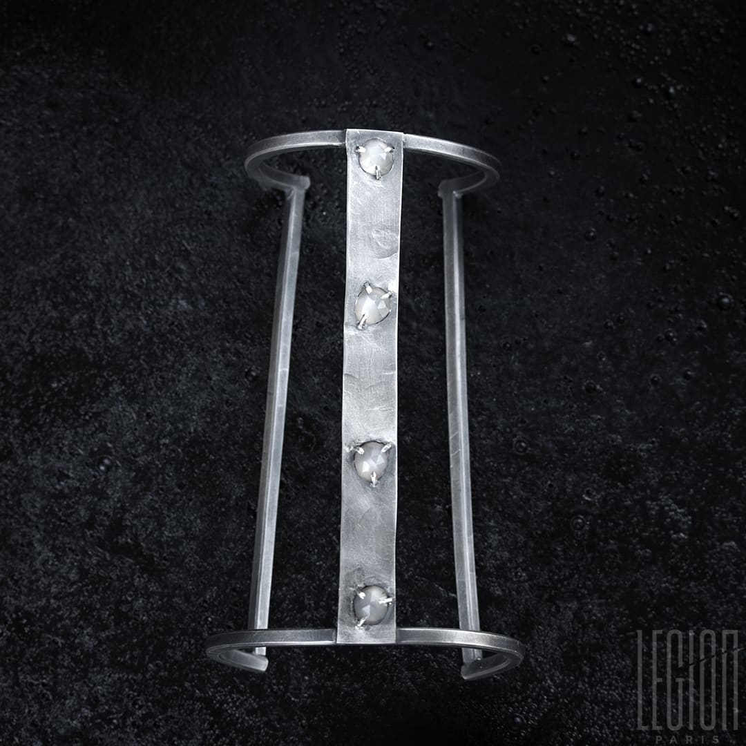 Manchette Legion Paris en argent noir et sertie de 4 pierres de lunes grises