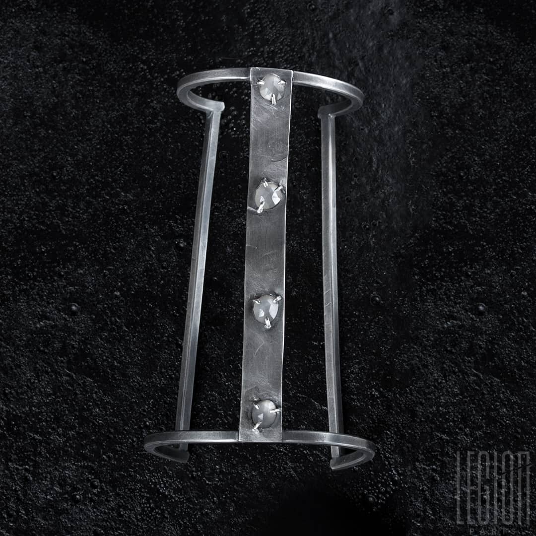 Manchette Legion Paris en argent noir et sertie de 4 pierres de lunes grises