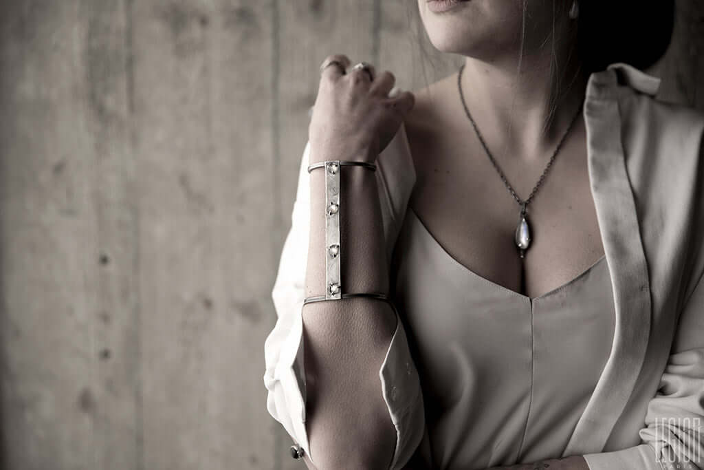 femme portant une manchette en argent noir
