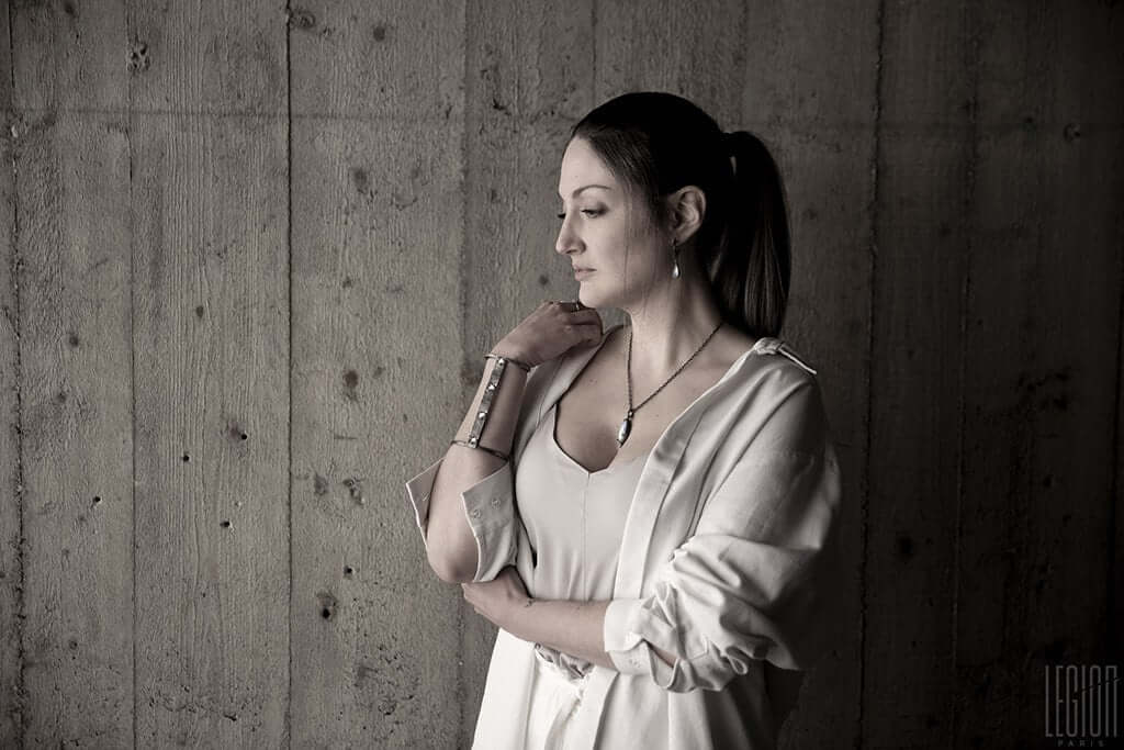 femme portant une manchette et un collier Legion Pariss