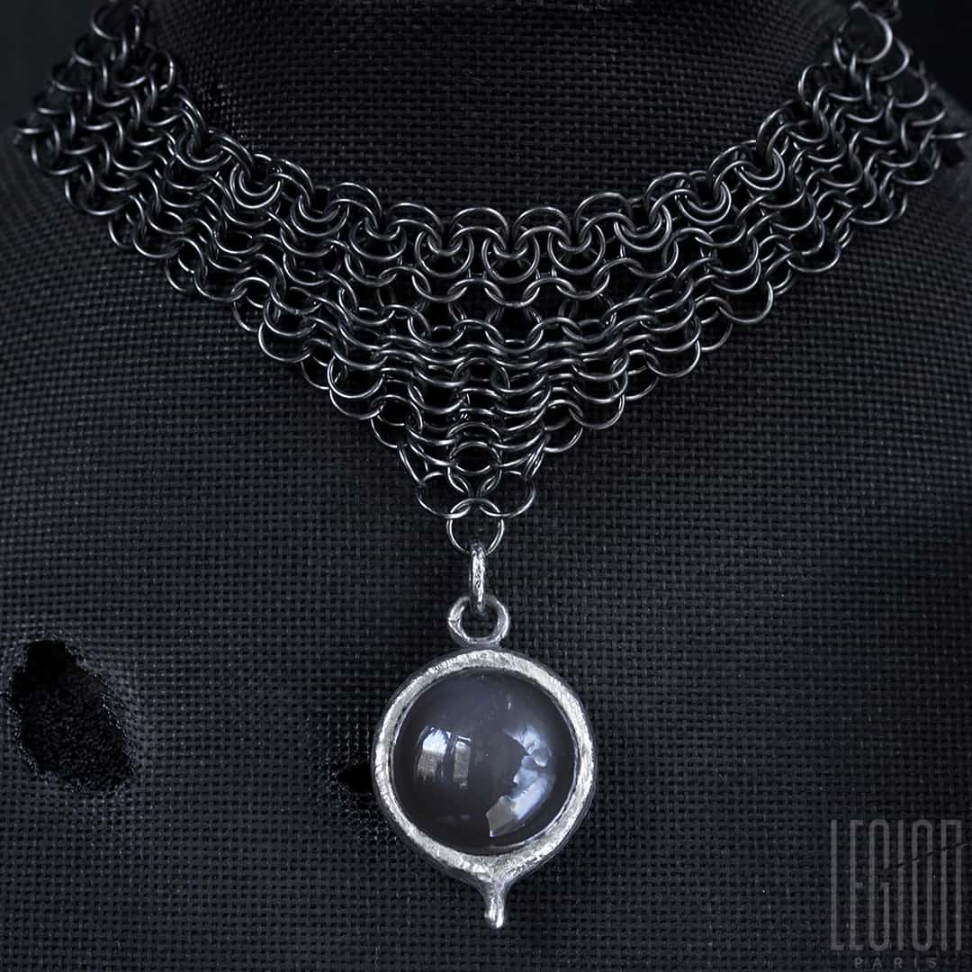 collier massif LEGION PARIS en argent noir 925 en côte de mailles et pierre de lune grise
