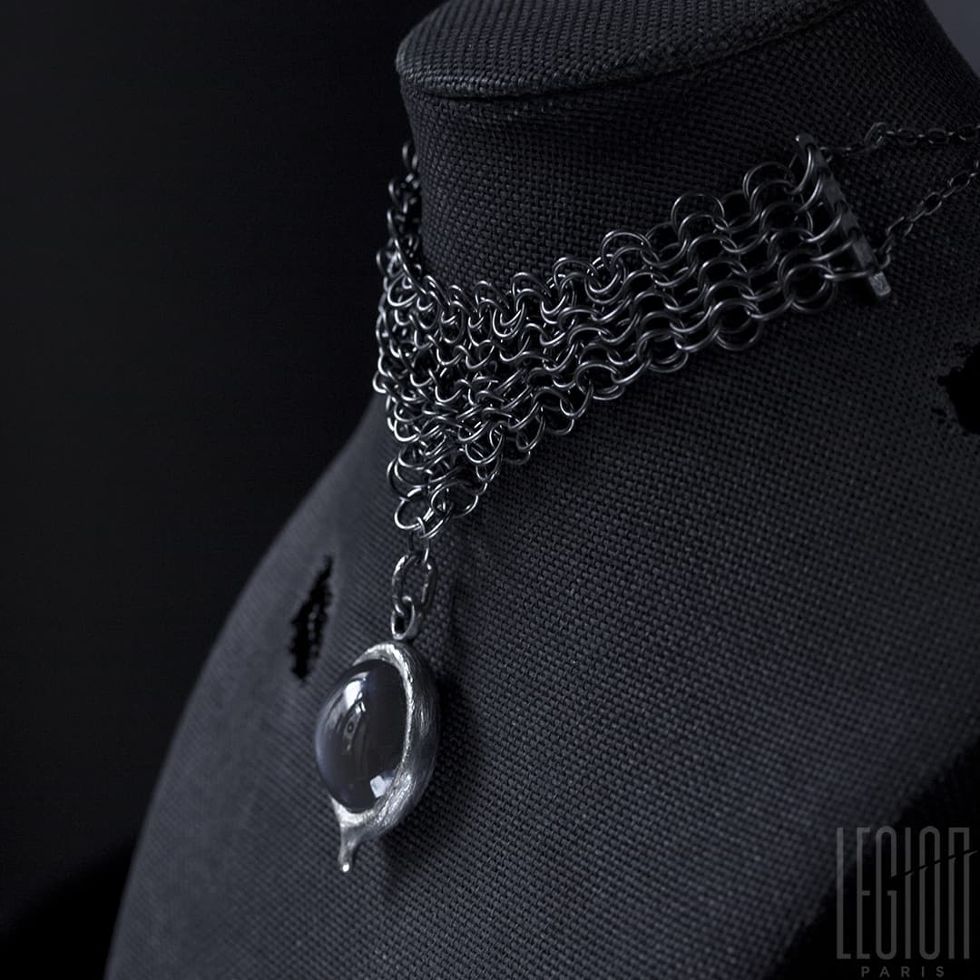 vue de côté d'un collier côte de maille en argent noir 925 avec une pierre de lune grise
