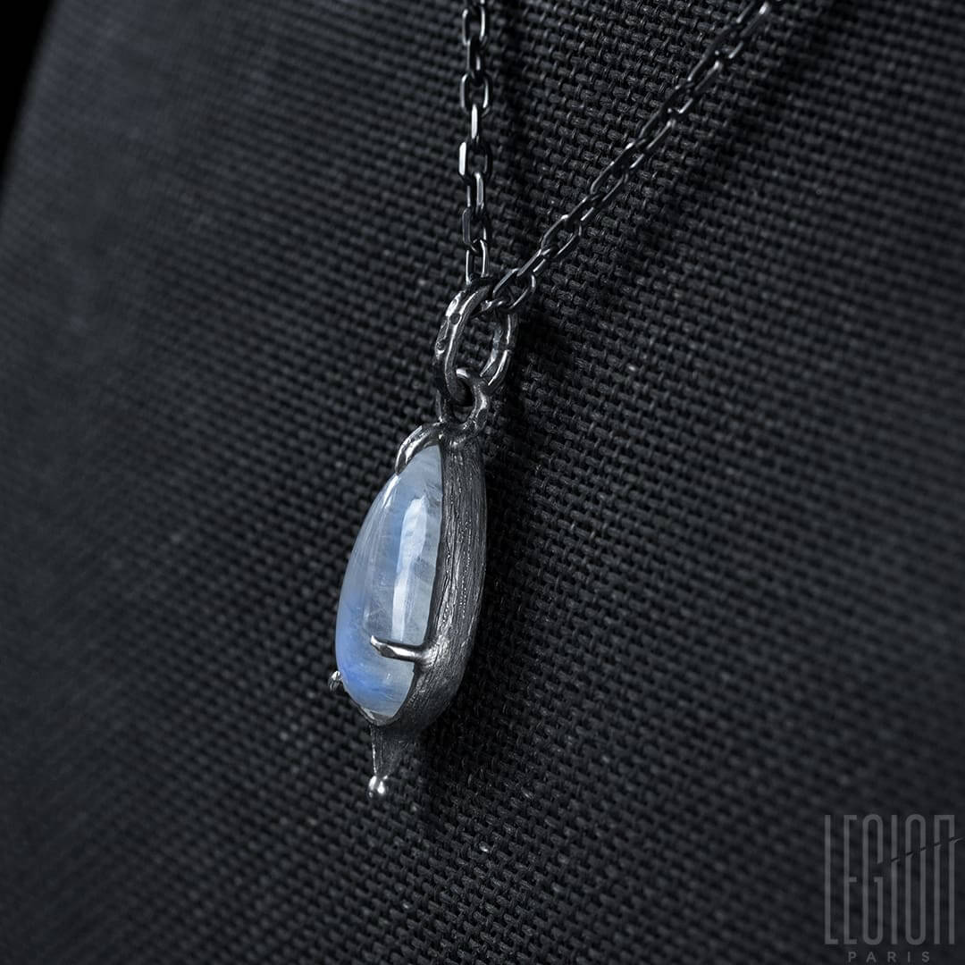 gros plan vue de côté d'un Pendentif contemporain Legion Paris en argent 925 avec une pierre de lune 