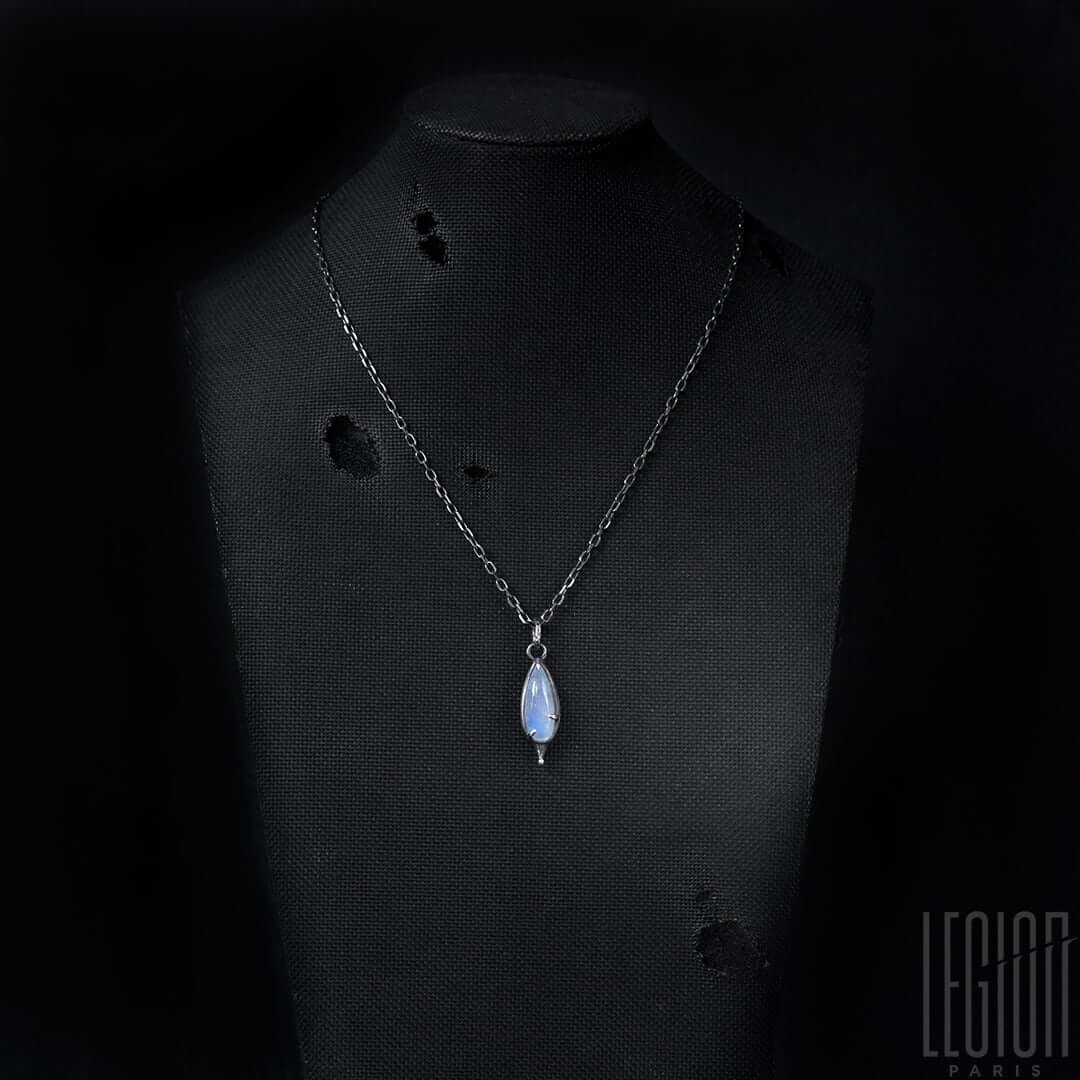Pendentif contemporain Legion Paris en argent noir 925 avec une pierre de lune posé sur un buste noir 