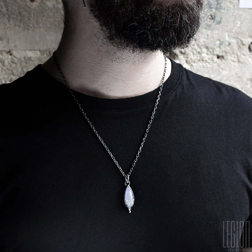 homme portant pendentif avec une pierre blanche pierre de lune 