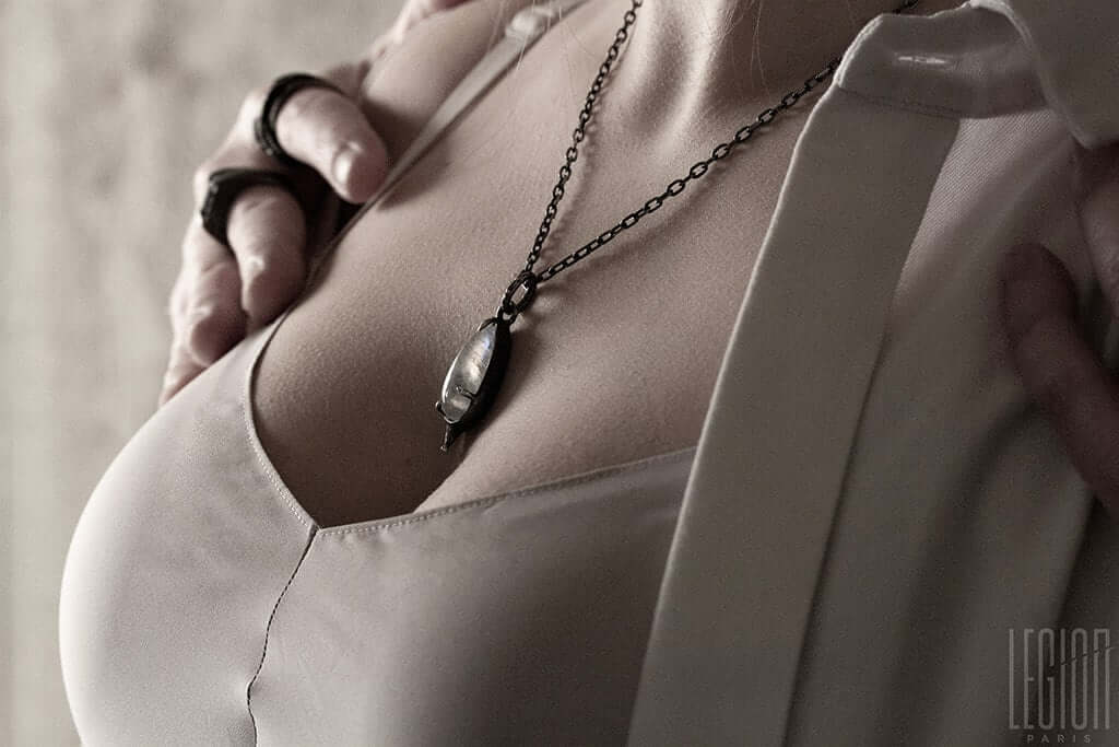 pendentif goutte pierre de lune 1 Legion Paris