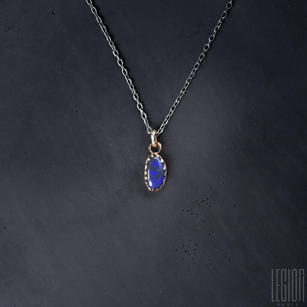 Pendentif en or rose et argent noir avec une opale australienne