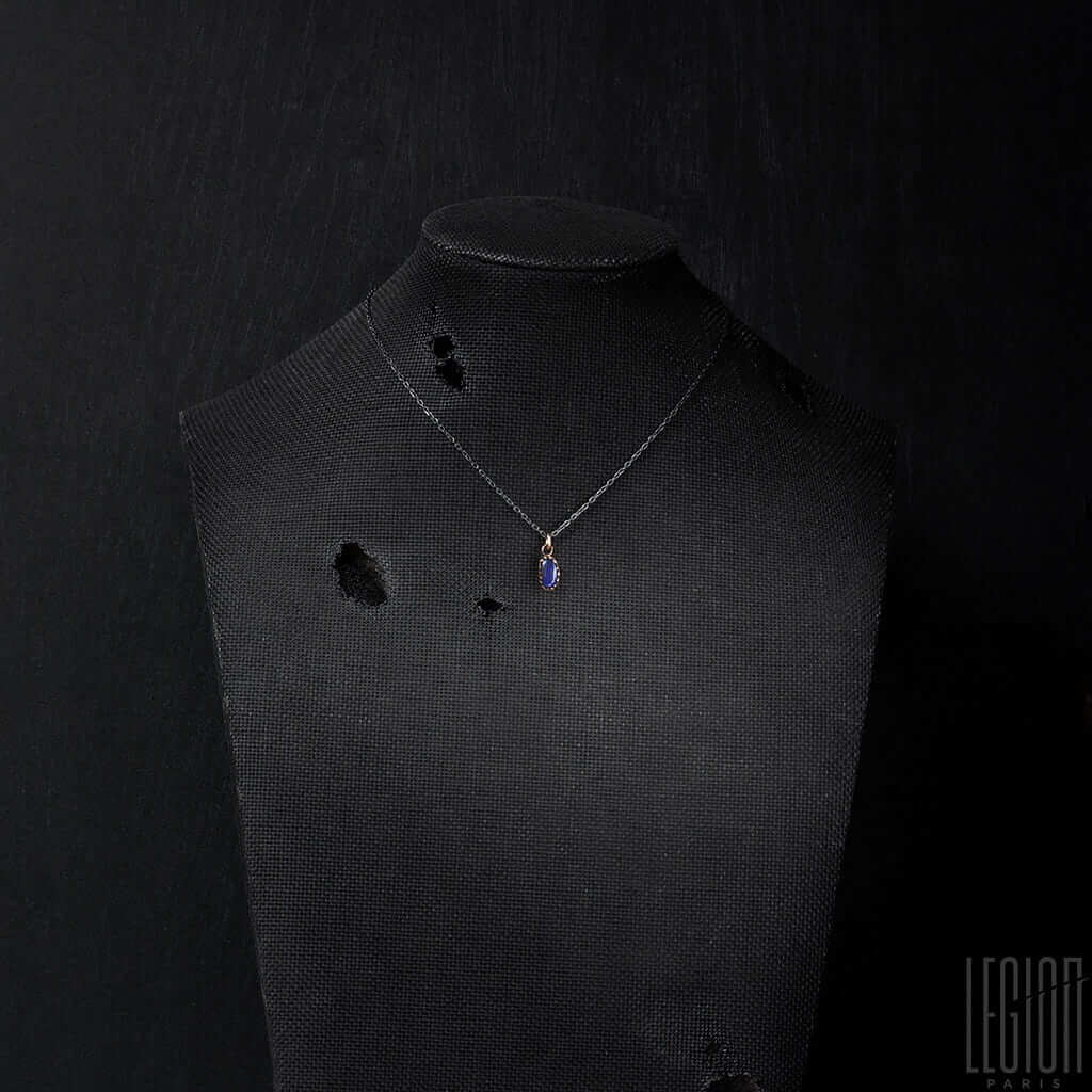 Buste noir Legion Paris avec un pendentif en or rouge et argent noir avec une opale australienne