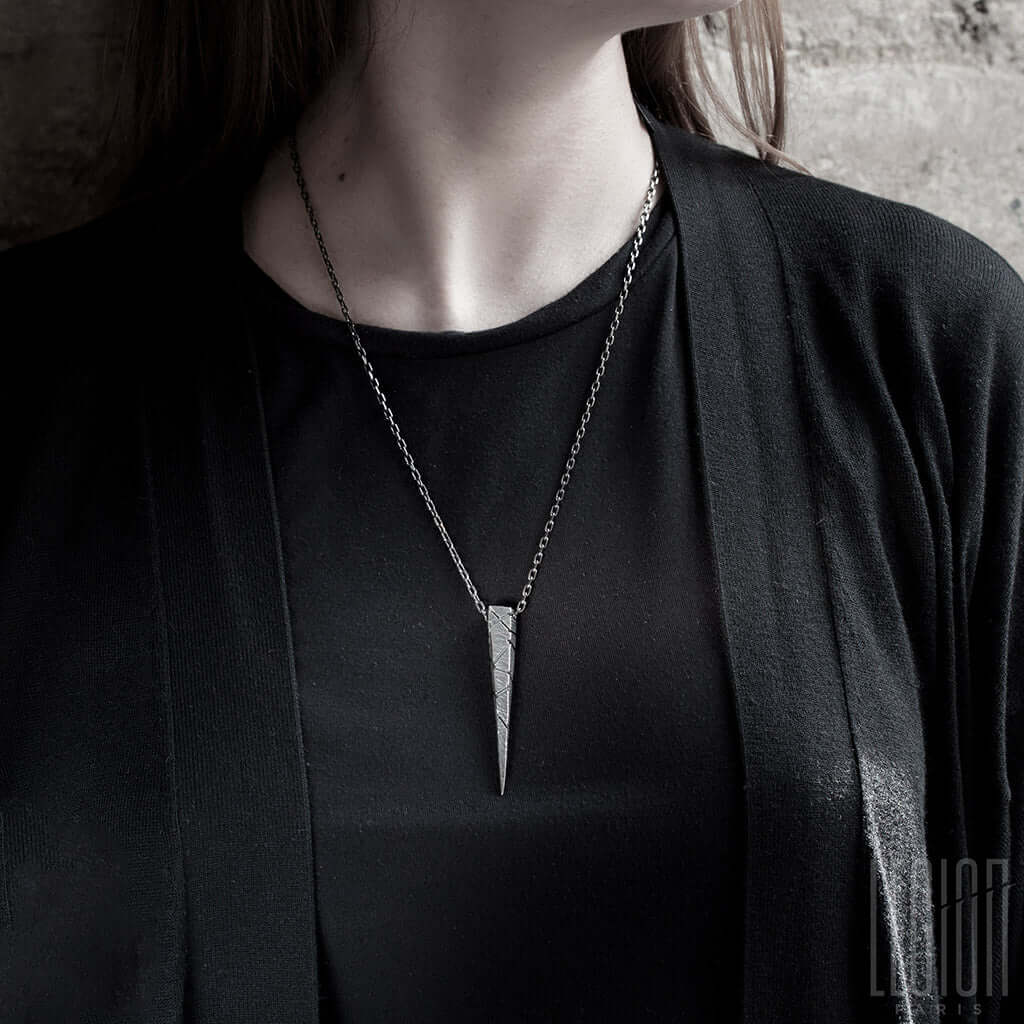 Pendentif stalactite en argent noir et texturé