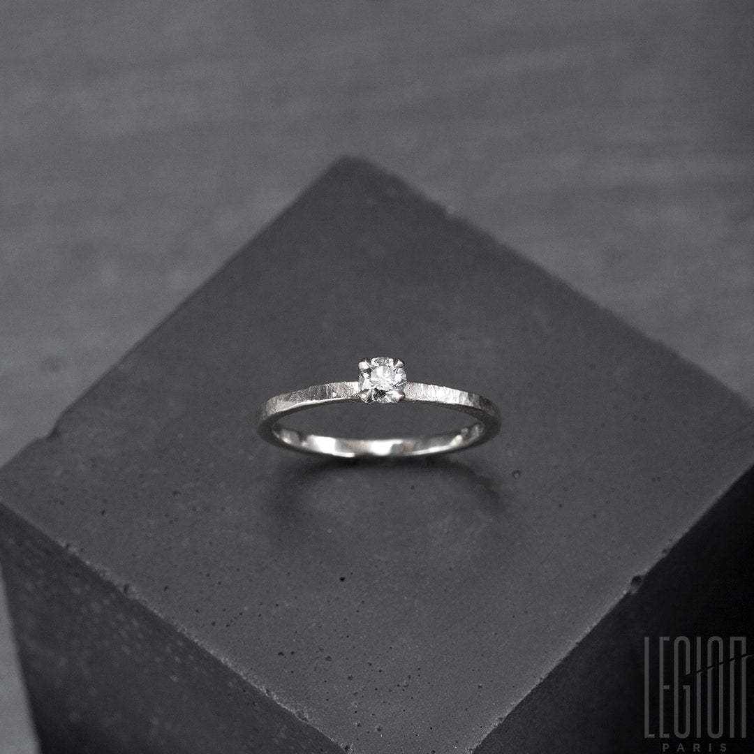 Bague solitaire en or blanc legerement martelé avec un diamant gris rond