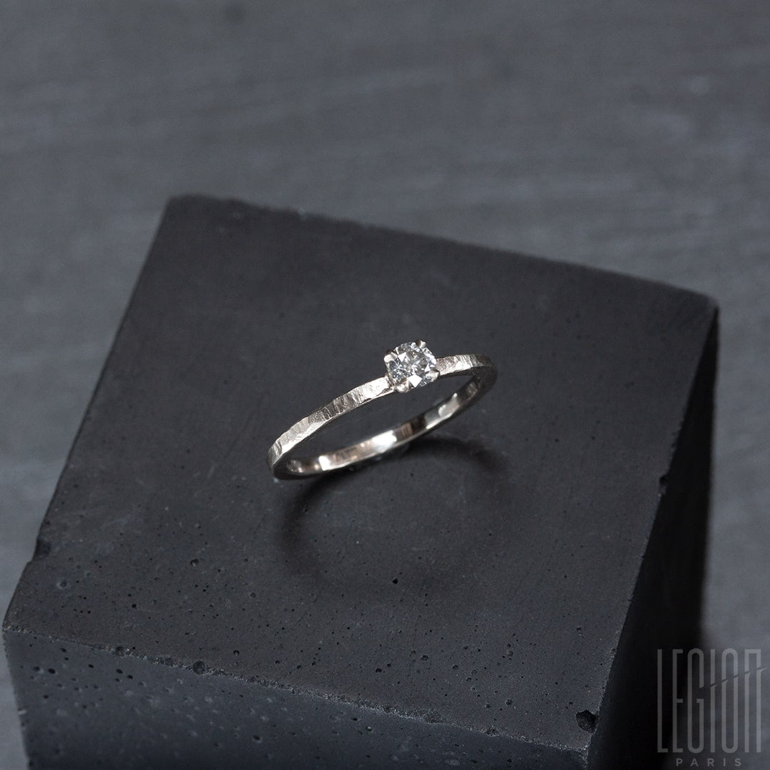 Bague solitaire en or blanc legerement martelé avec un diamant gris rond