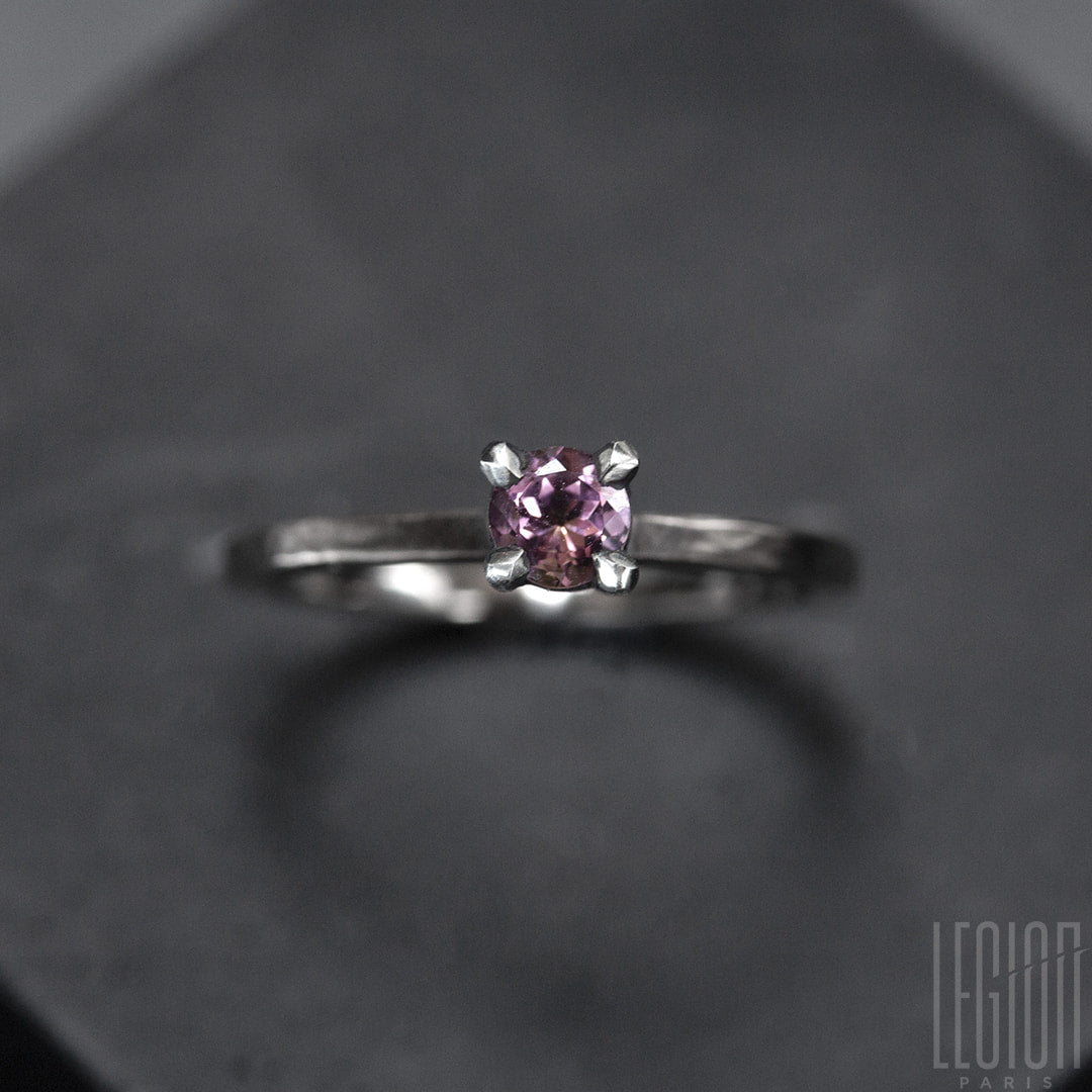 Bague solitaire en or blanc legerement martelé avec une tourmaline rose ronde
