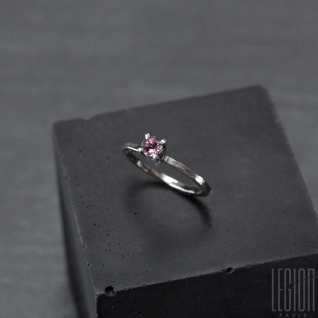 Bague solitaire en or blanc legerement martelé avec une tourmaline rose ronde