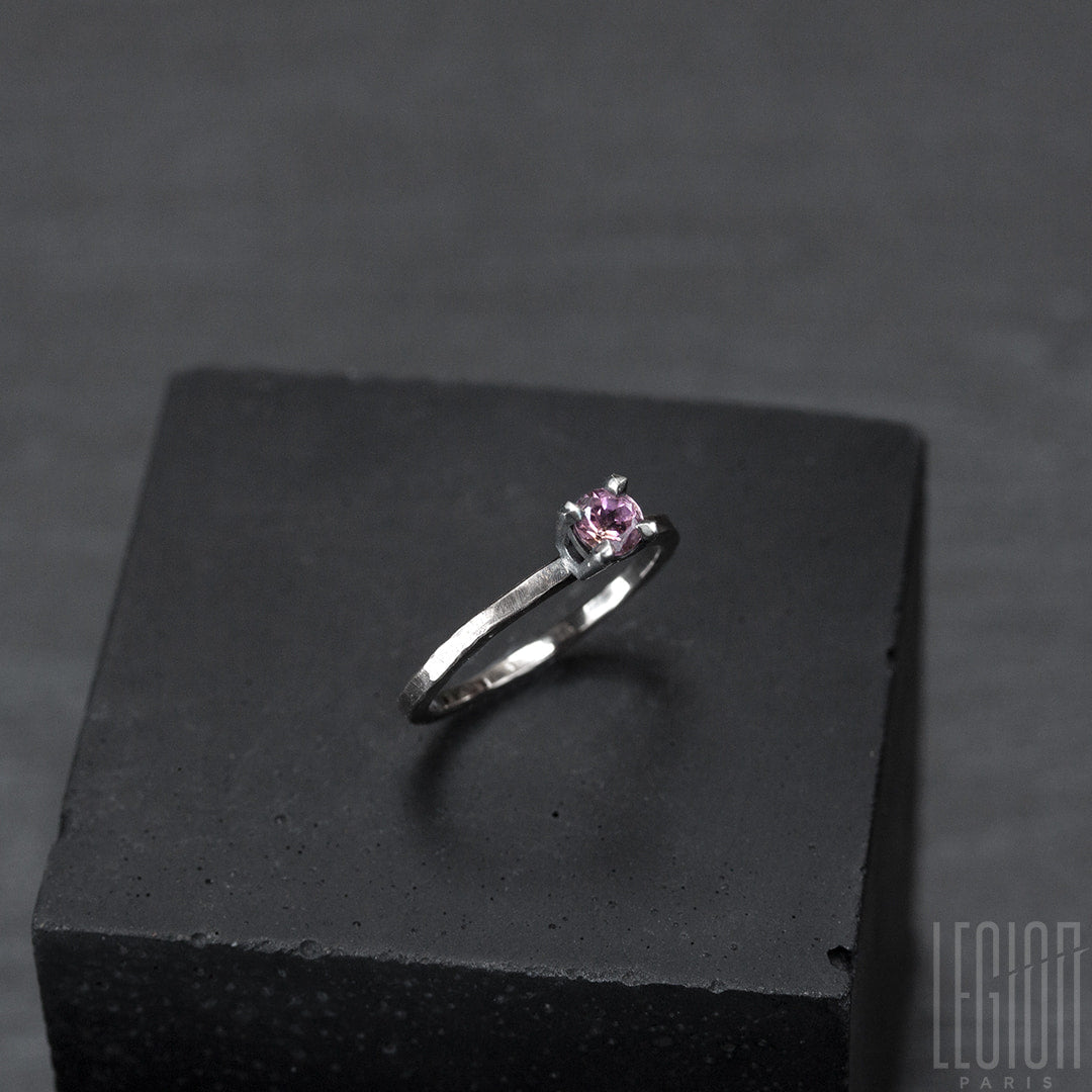Bague solitaire en or blanc legerement martelé avec une tourmaline rose ronde