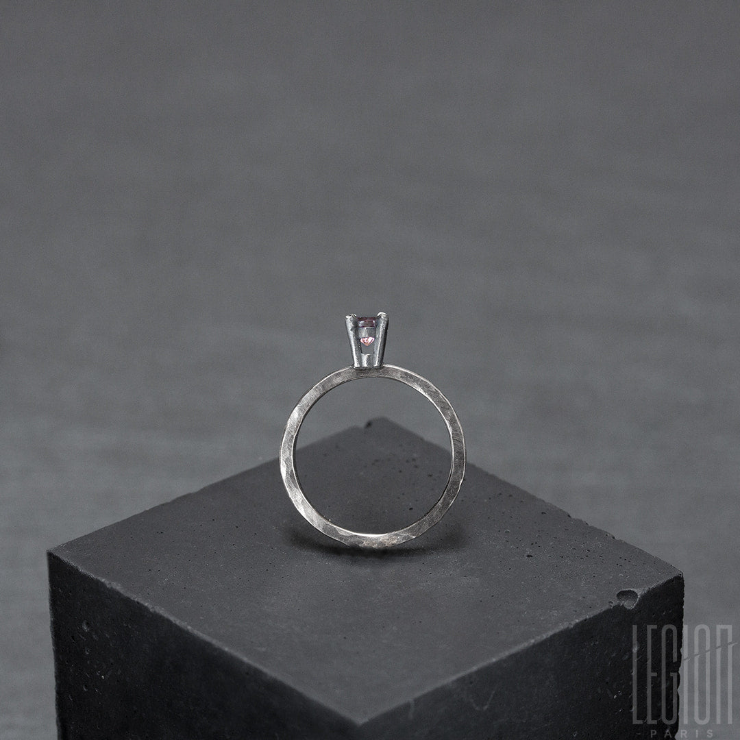 Vue de côté d'une Bague solitaire en or blanc legerement martelé avec une tourmaline rose ronde